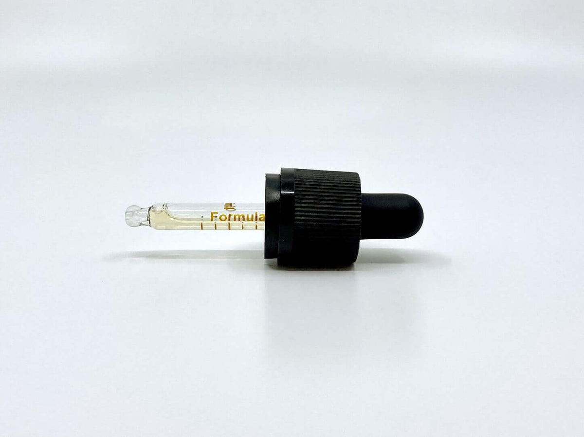 Pipette med CBD olie med jordbær på hvid baggrund